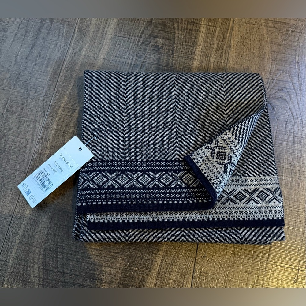 New Dale of Norway Cortina Scarf in Green with tags